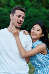 Obraz premium cheerful young couple couple