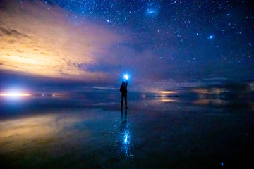 ウユニ塩湖と星空