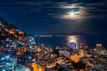 リオのスラム街・ファベーラからのコパカバーナビーチと夜景
