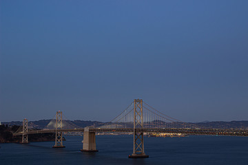 Obraz premium San Francisco bay bridge at night