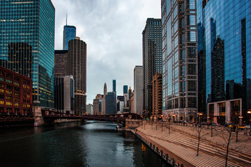 Fototapeta na wymiar View down the Chicago River
