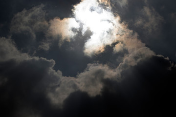 Obraz premium The sun hiding behind the clouds
