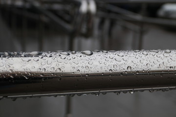 Труба в каплях