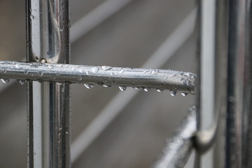 Труба с каплями