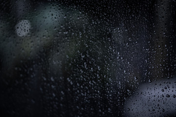 窓が濡れている