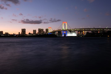 Obraz premium wide angle of rainbow bridge in tokyo at sunset. long exposure
