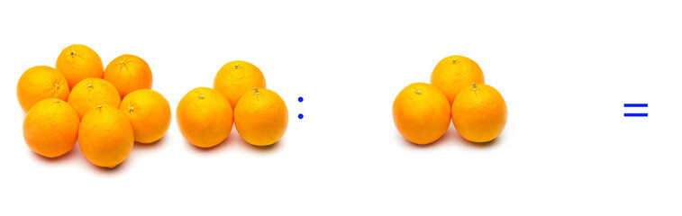 División sencilla entre naranjas, cálculo matemático de división.