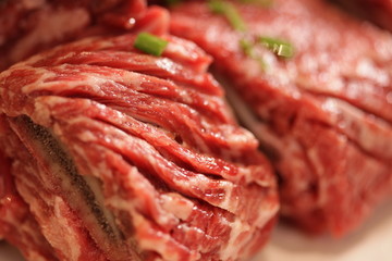 Korean beef, called 'ribs', is placed on a plate with various side dishes(갈비라고 불리는 한우는 다양한 반찬이 담긴 접시에 담겨 있습니다)