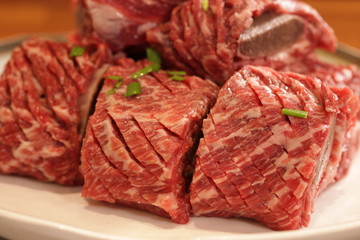 Korean beef, called 'ribs', is placed on a plate with various side dishes(갈비라고 불리는 한우는 다양한 반찬이 담긴 접시에 담겨 있습니다)