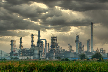 Obraz na płótnie Canvas Petrochemical industry with Twilight sky.
