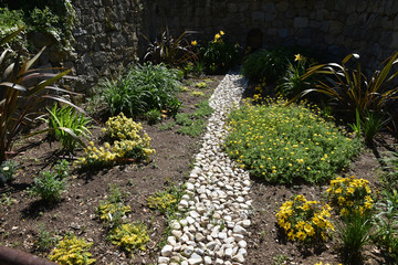 Allée de galets au jardin