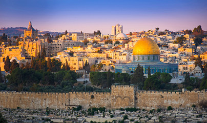 Fototapeta premium Wzgórze Świątynne i Kopuła na Skale o świcie, Stare Miasto w Jerozolimie