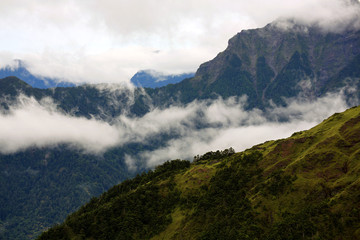 Alpine scenery in central Taiwan, the mountains are filled with clouds like a fairyland