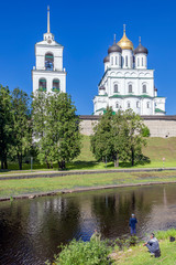 Fototapeta na wymiar Pskov Krom (Kremlin). Pskova River
