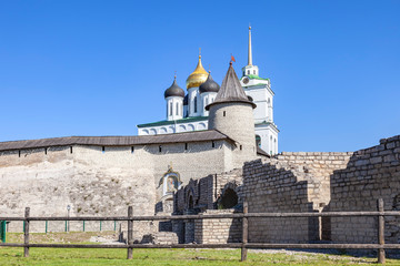 Fototapeta na wymiar The ancient Kremlin (Krom) in the city of Pskov