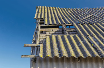 Asbestos roof. Asbestos dust in the environment. Health problems