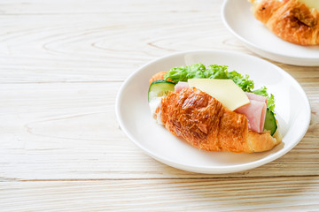 sandwich croissant ham cheese