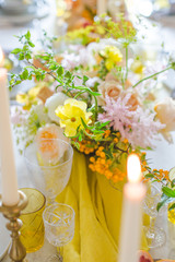 Centre de table fleuri aux douces couleurs d'été 