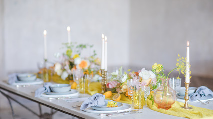 Table de mariage intimiste dressée pour recevoir les mariés et les invités