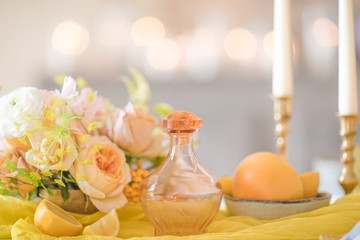Obraz na płótnie Canvas Table de mariage thème agrumes et douceur d'été