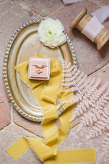 Présentation des alliances des mariés