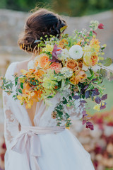 La mariée et son bouquet de fleurs © lorabarra