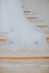 Obraz na płótnie Canvas La robe de la mariée dans les escaliers du château