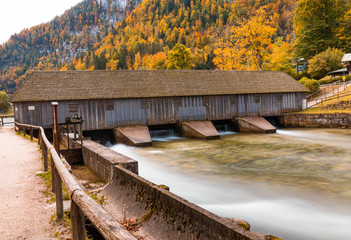 Fototapeta premium Blick auf das Stauwehr in der Schönau am Königssee