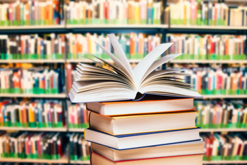 Bücherstapel in einer Bücherei