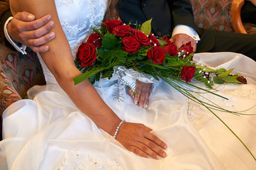 Obraz na płótnie Canvas wedding couple hand in hand