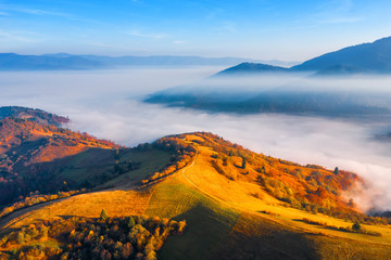 Obrazy  Piękny jesienny krajobraz gór