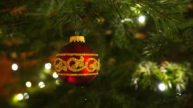 Weihnachtsengel und und Christbaumkugeln an Weihnachten