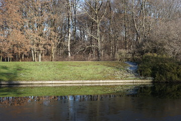 Winterliche, sonnige Uferlandschaft am Landwehrkanal im Berliner Tiergarten