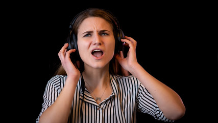 junge Frau mit Kopfhörern singt mit 