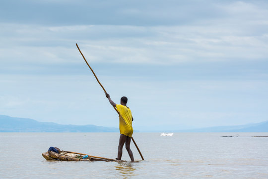 Fisherman, Chamo lake, Naciones, Etiopia, Africa