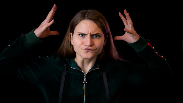 schokierte junge Frau ist sprachlos