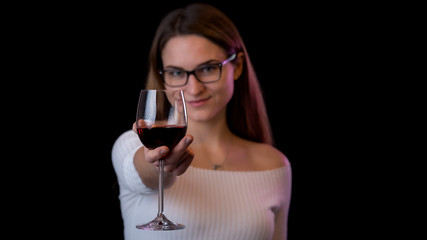 junge gebildete Frau hält Glas Wein in die Kamera