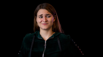 junge Frau mit verachtendem Blick