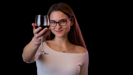 junge gebildete Frau hält elegant Glas Wein in die Kamera