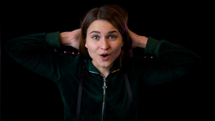 Fototapeta premium junge Frau ist überrascht