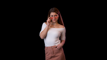 attraktive junge Frau ist hochnäsig und arrogant