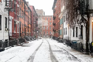 Deurstickers Besneeuwd winters tafereel op Gay Street in de wijk Greenwich Village in New York City © deberarr