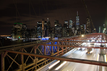 Fototapeta na wymiar Traffic on the Brooklyn Bridge by night