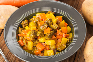 Braised beef brisket and carrot potatoes，Potato brisket