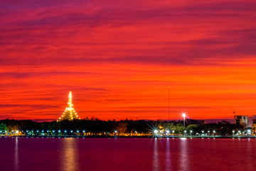 Obraz premium city at night,wat mahathat