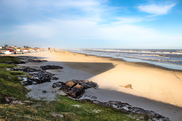 Mar e areia e o céu azul com nuvens na Praia Grande, cidade de Torres, estado do Rio Grande do Sul, Brasil