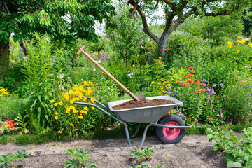 Schubkarre mit Compost für die Blumenbeete