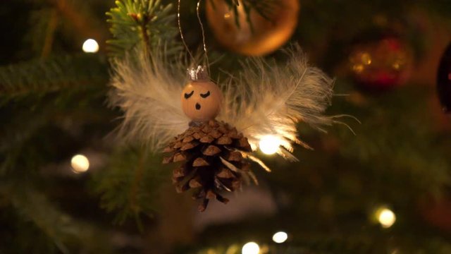 Weihnachtsengel und und Christbaumkugeln an Weihnachten