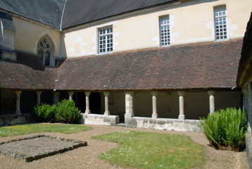 Fototapeta na wymiar Ville de Mortagne-au-Perche, cloître du Couvent Saint-François (XVIe siècle), jardin du cloître, département de l'Orne, France 