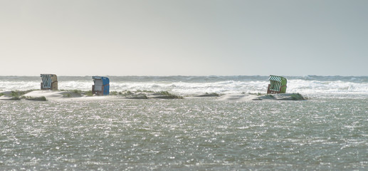 Strandkörbe und Meer während der Flut am Strand